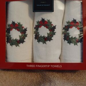 Avanti Festive Wreath Towels - White and Green